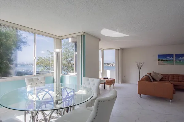 $2,600 | 660 Island Way, Unit 206, Clearwater, FL 33767