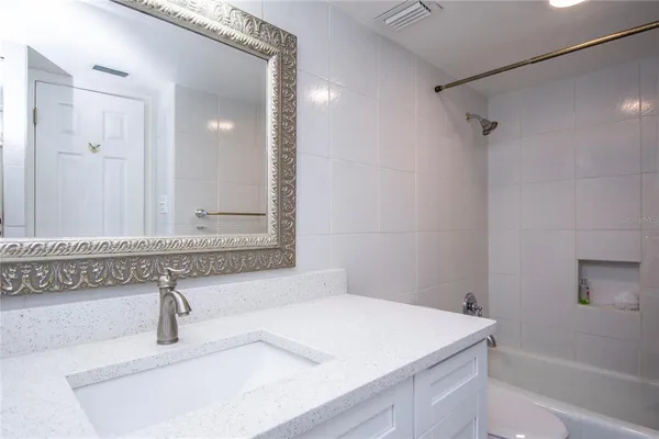 $2,600 | 660 Island Way, Unit 206, Clearwater, FL 33767