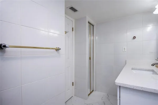 $2,600 | 660 Island Way, Unit 206, Clearwater, FL 33767