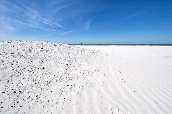 $2,600 | 660 Island Way, Unit 206, Clearwater, FL 33767