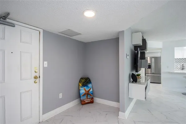 $2,600 | 660 Island Way, Unit 206, Clearwater, FL 33767