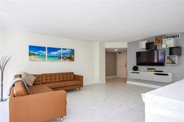 $2,600 | 660 Island Way, Unit 206, Clearwater, FL 33767