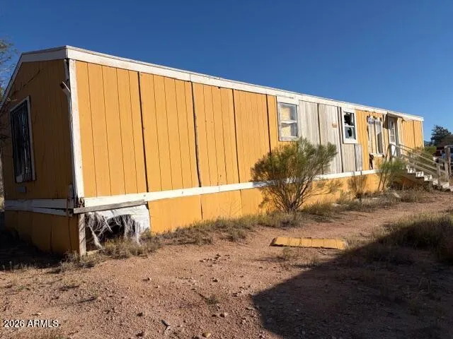 a view of a house with backyard