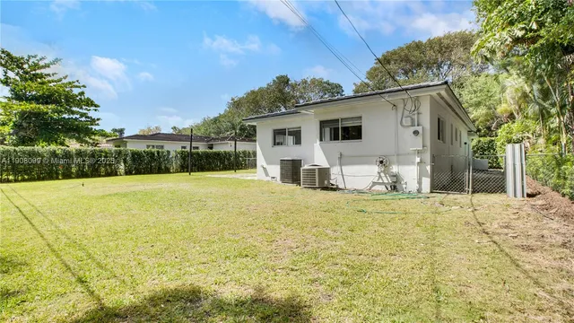 a view of a house with backyard and garden