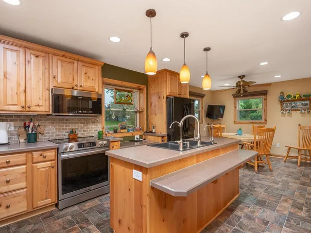 $1,100,000 | 10460 County Road 50, Cologne, MN 55322