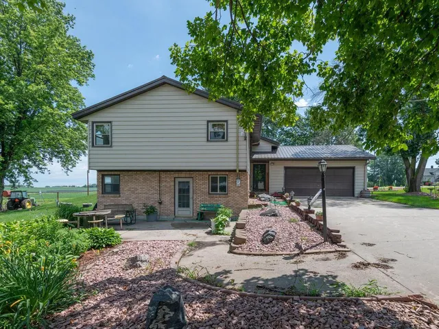 $1,100,000 | 10460 County Road 50, Cologne, MN 55322