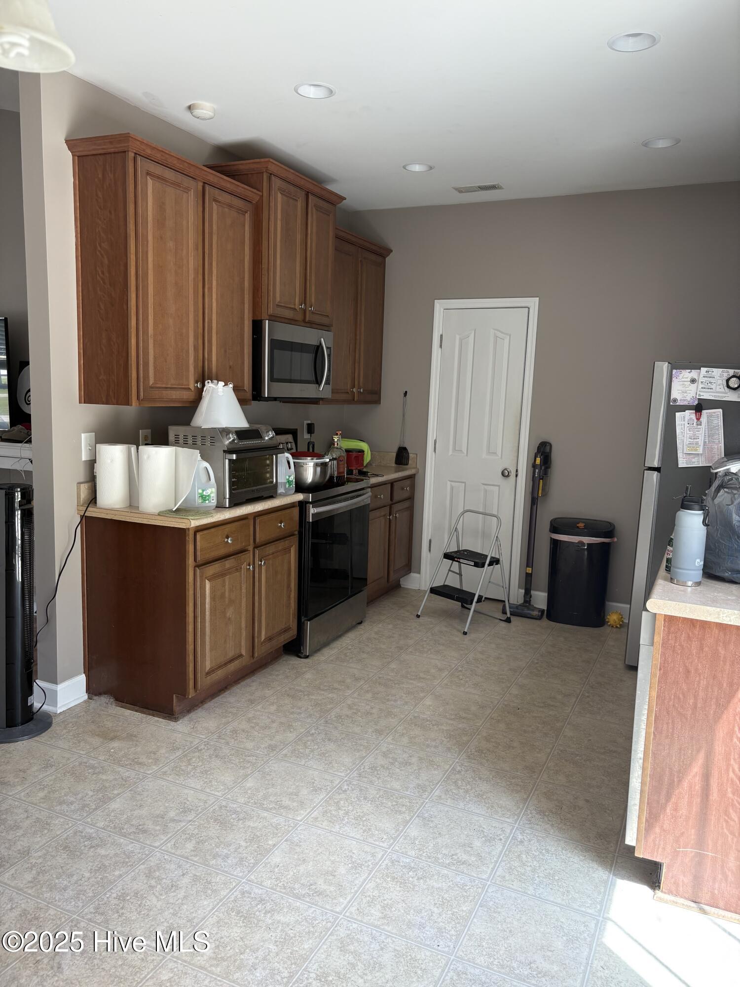 117 Boysenberry Fields Road Maple Hill, NC 28454 - Photo 10 of 20 Kitchen