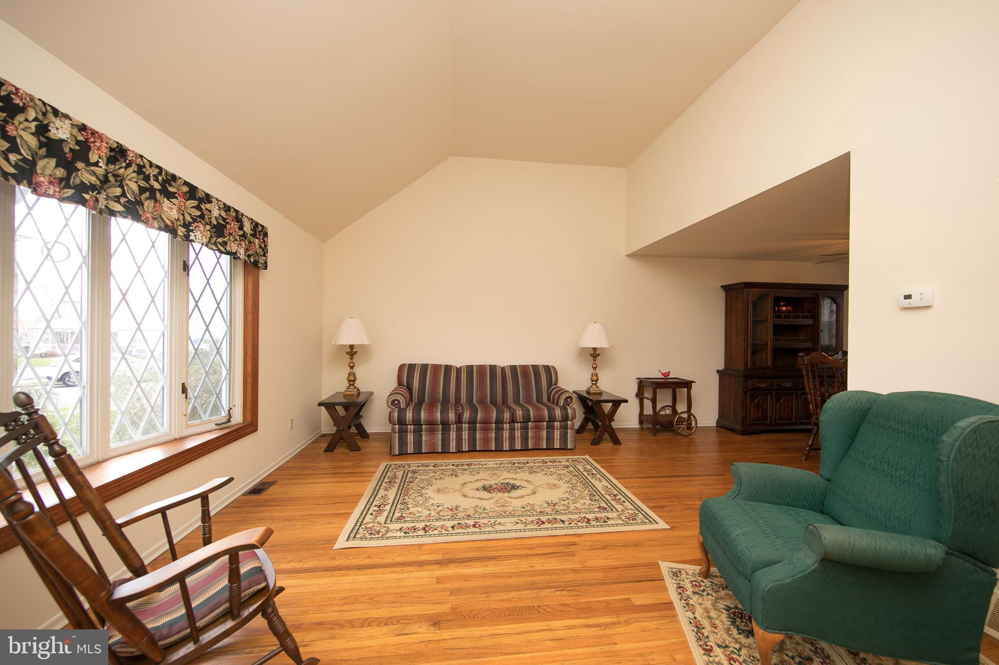 604 Mueller Road Warminster, PA 18974 - Photo 4 of 23 Gallery Image 4