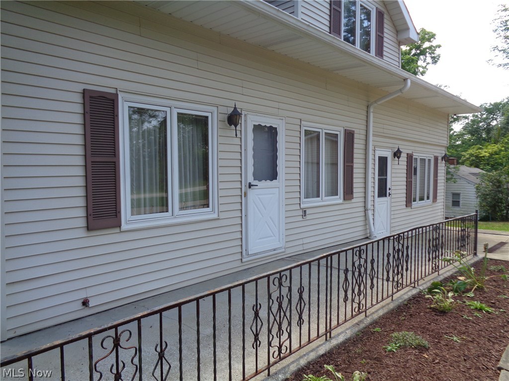 6573 Hathaway Road Cleveland, OH 44125 - Photo 4 of 31 Gallery Image 4