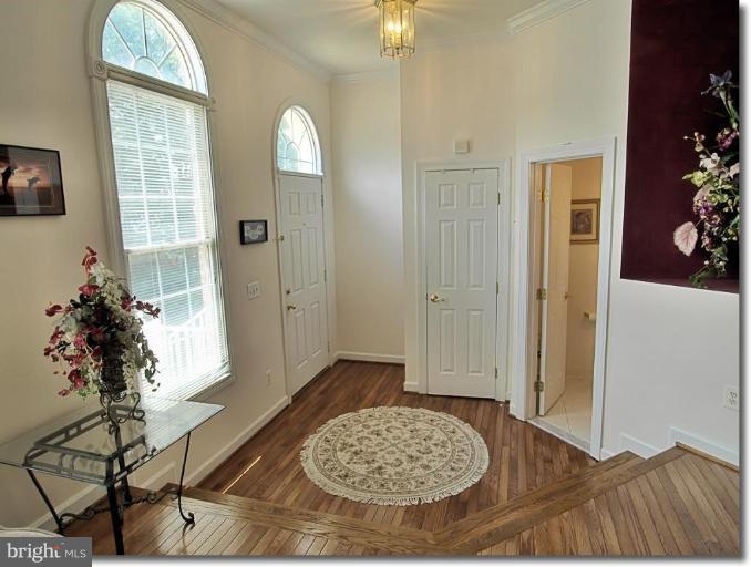 122 Roland Court Southwest Vienna, VA 22180 - Photo 22 of 24 Entrance / Foyer