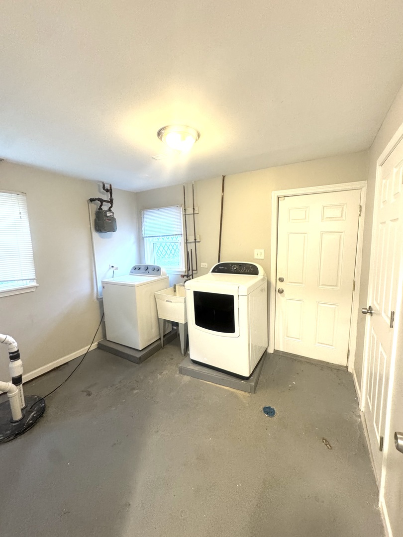 1834 Terrace Road Homewood, IL 60430 - Photo 18 of 21 a utility room with washer and dryer