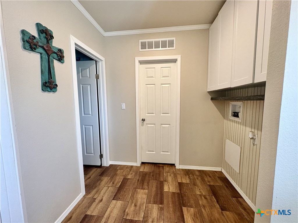 259 Hambleton Road Victoria, TX 77905 - Photo 26 of 37 Hall/Laundry