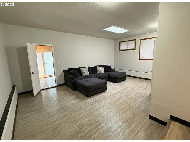 $449,950 | 4025 Northeast Roselawn Street, Portland, OR 97211