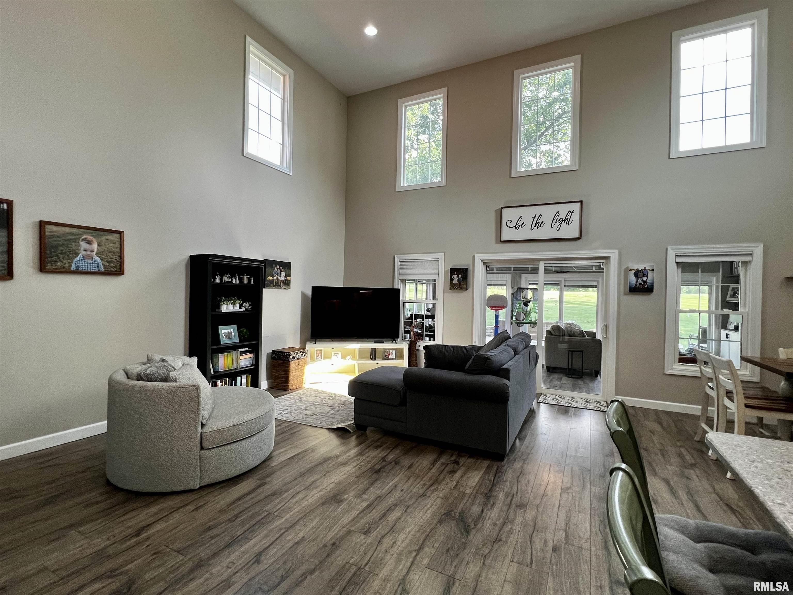 10 Hickory Grove Macomb, IL 61455 - Photo 2 of 31