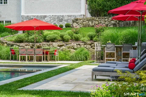 a view of yard with a big yard