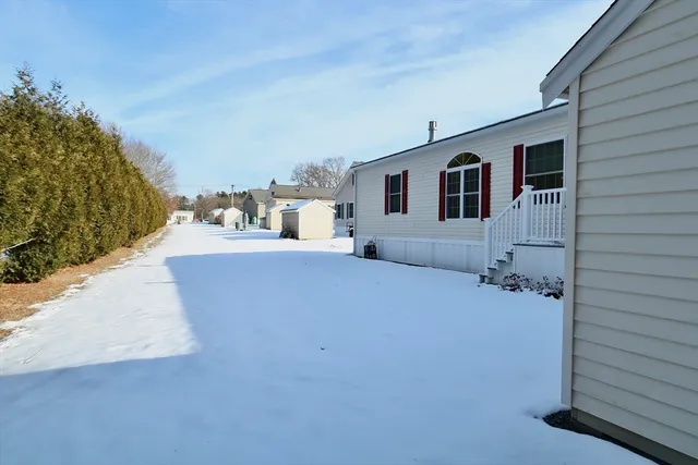 a view of a house with backyard