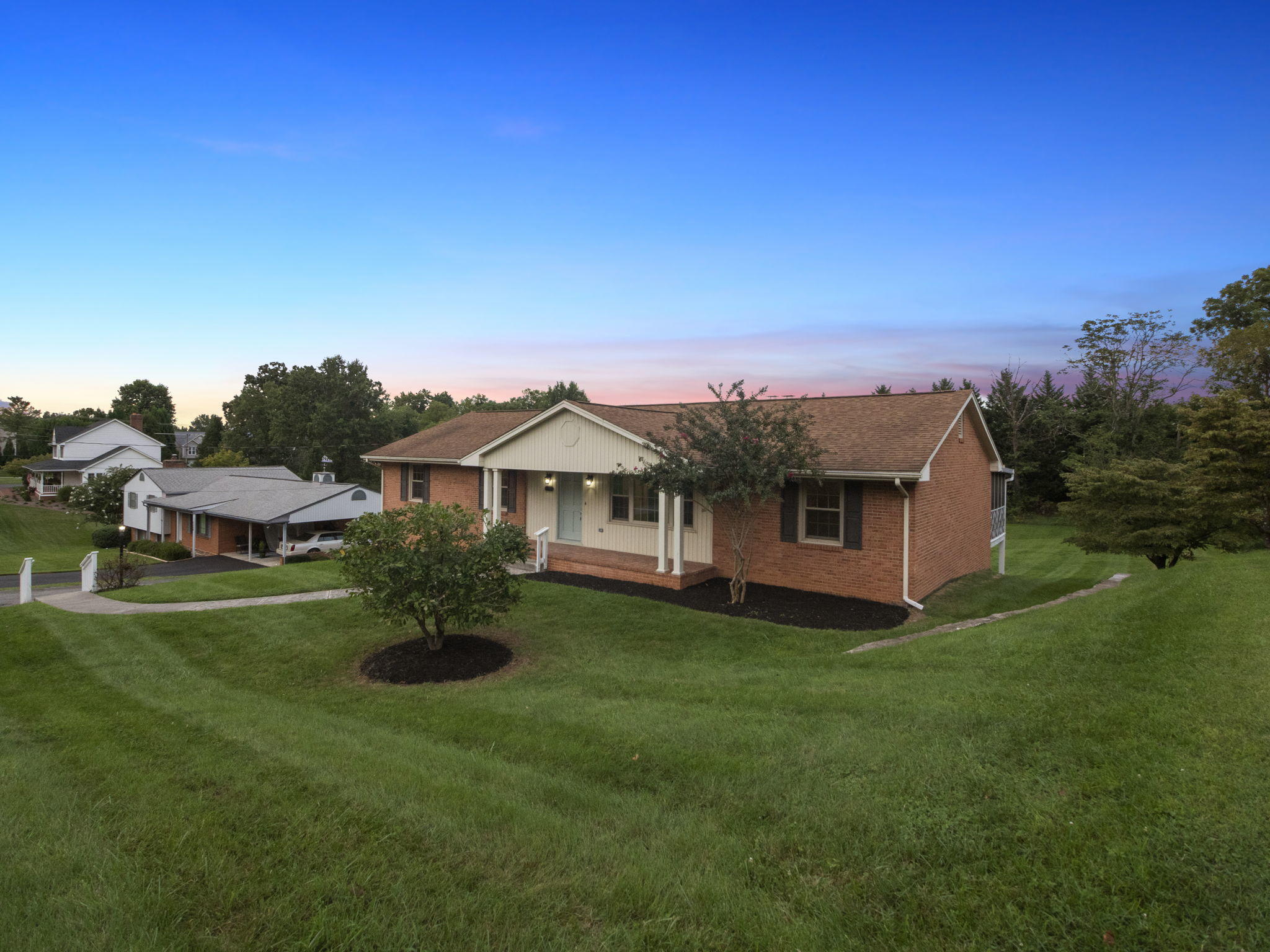 5228 Rosecliff Road Roanoke, VA 24018 - Photo 2 of 32 Must See
