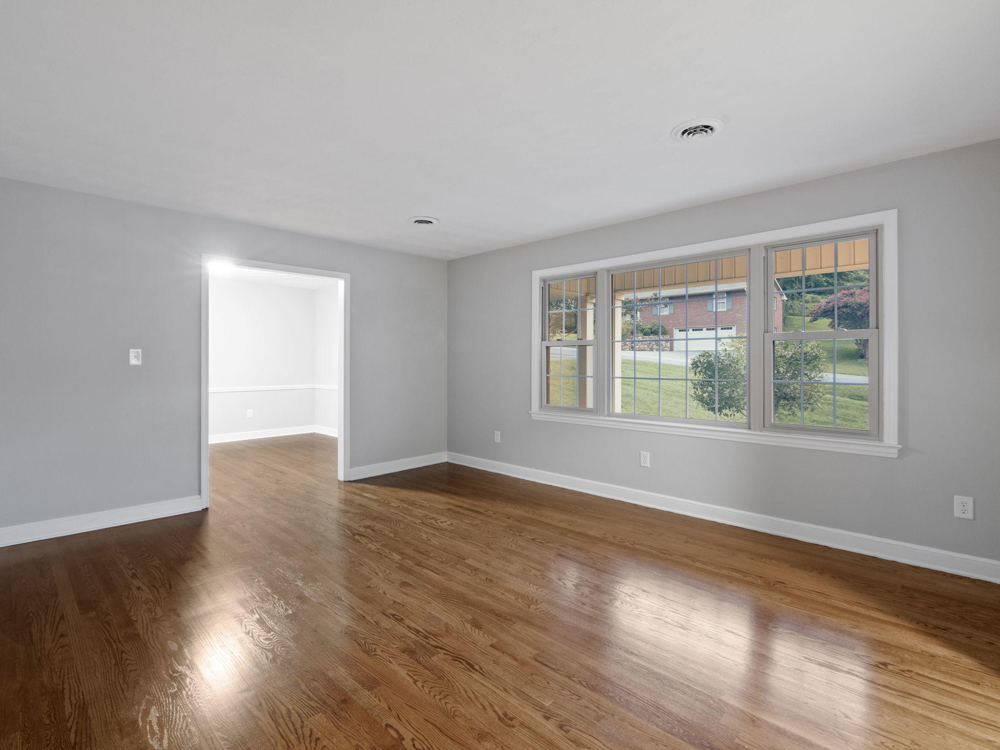 5228 Rosecliff Road Roanoke, VA 24018 - Photo 3 of 32 Living Room