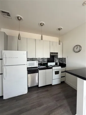 $1,900 | 1244 Pennsylvania Avenue, Unit 305, Miami Beach, FL 33139