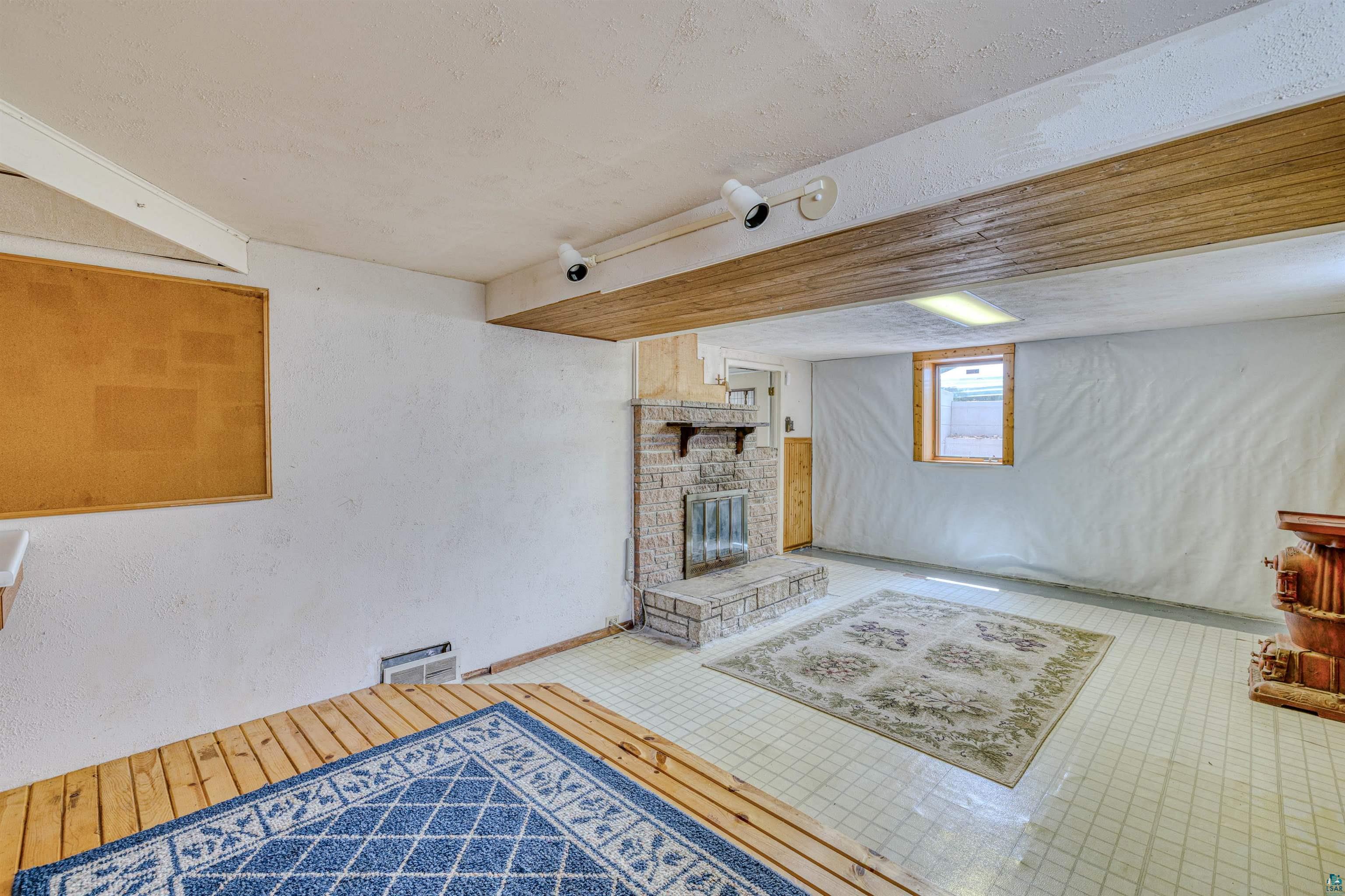 2113 Hutchinson Road Duluth, MN 55811 - Photo 13 of 21