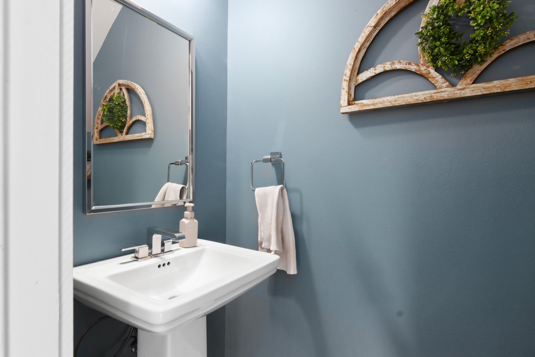 3802 Summa Place Houston, TX 77025 - Photo 12 of 27 First-floor bathroom.