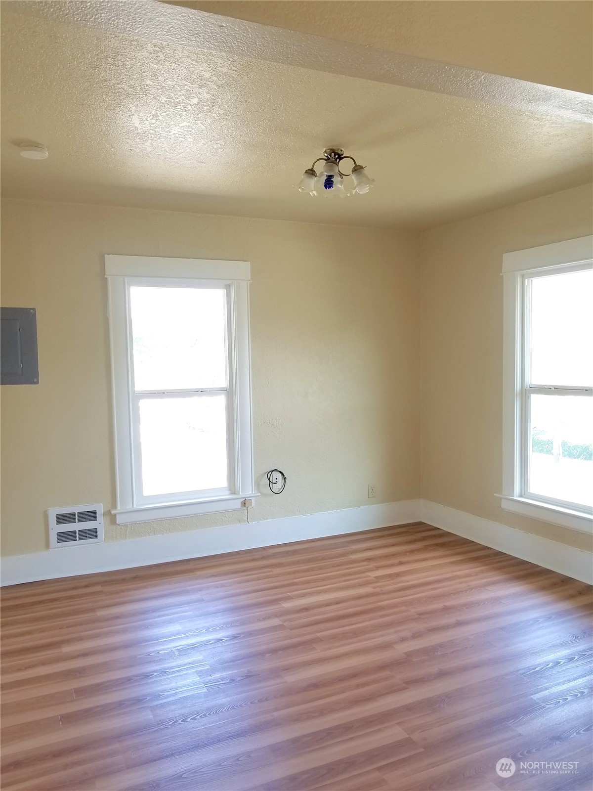 123 Factory Avenue North Renton, WA 98057 - Photo 15 of 19 an empty room with wooden floor and windows