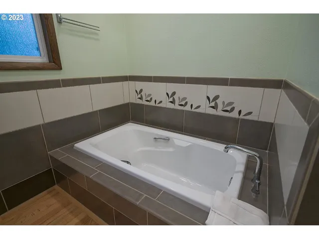 $940,000 | 24304 Northeast Richards Road, Brush Prairie, WA 98606