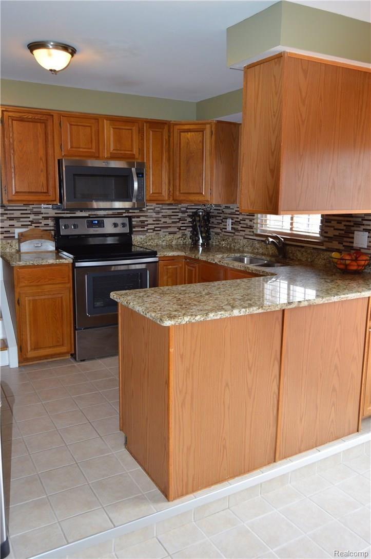 39976 Koppernick Road Canton, MI 48187 - Photo 4 of 16 Updated kitchen with granite countertops