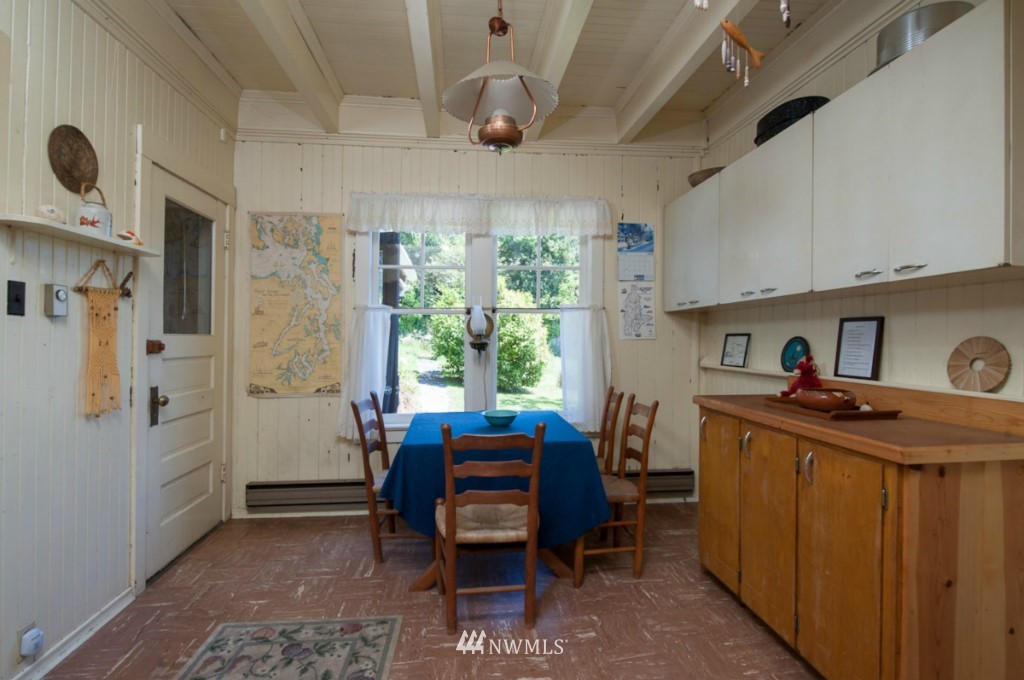 11536 Southwest Dolphin Point Road Vashon, WA 98070 - Photo 9 of 15 Gallery Image 9