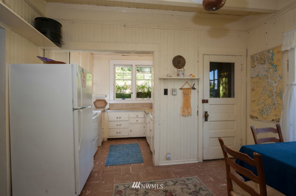11536 Southwest Dolphin Point Road Vashon, WA 98070 - Photo 10 of 15 Gallery Image 10