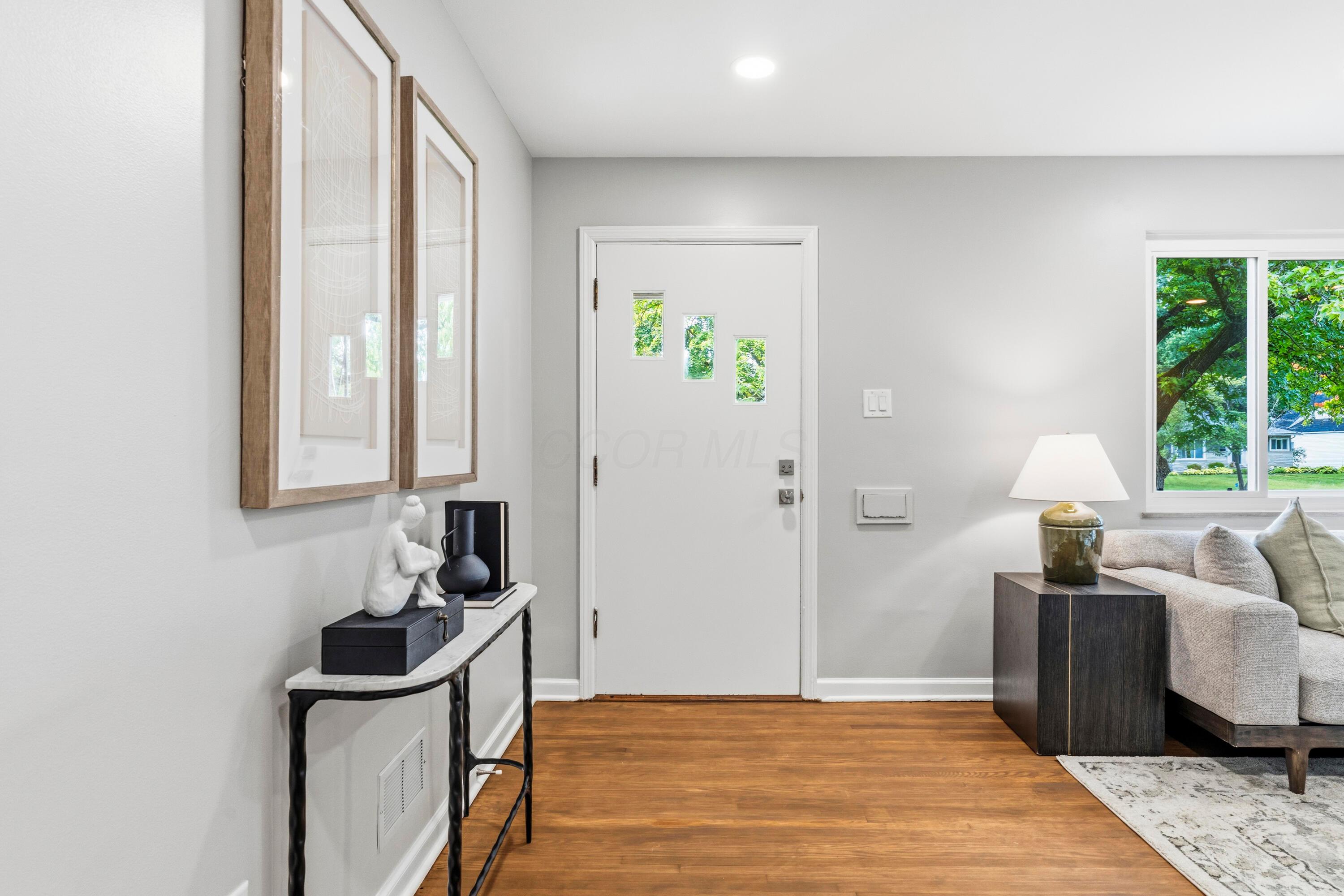 3213 Mountview Road Upper Arlington, OH 43221 - Photo 7 of 61 Entry