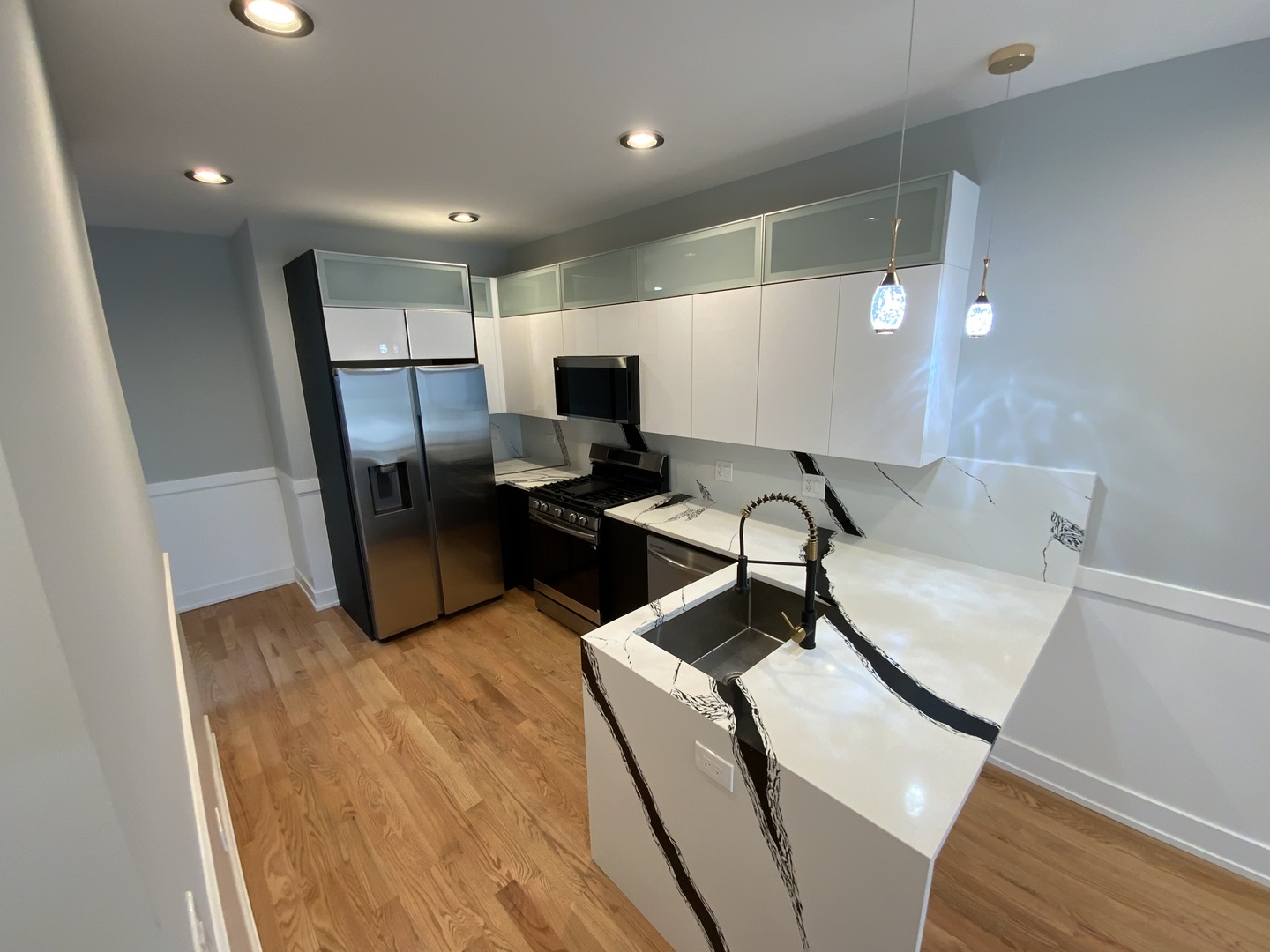 6327 South Langley Avenue, Unit 2 Chicago, IL 60637 - Photo 9 of 10 a workspace with furniture and mirror