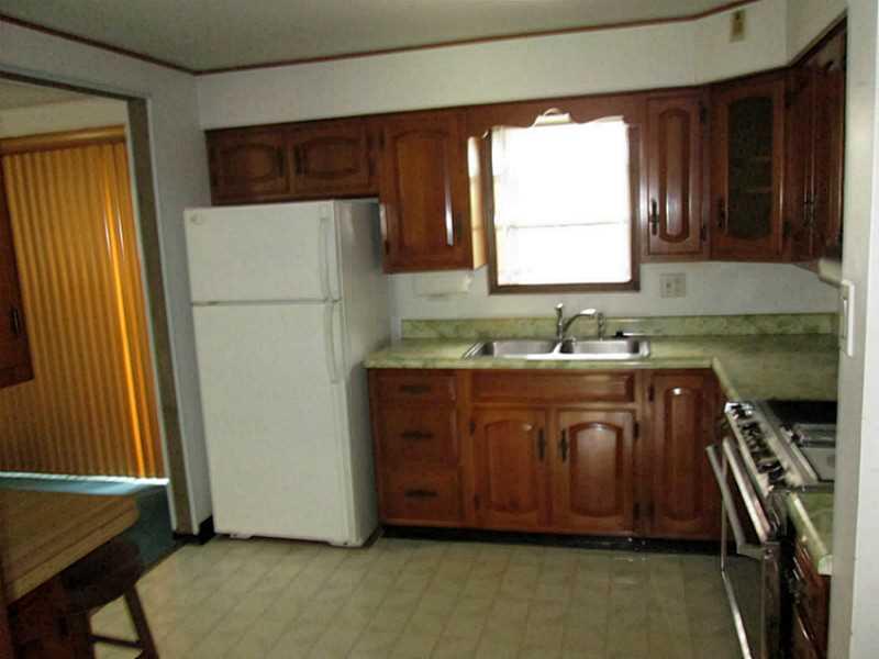 16 Bellview Drive McKees Rocks, PA 15136 - Photo 4 of 17 Kitchen.