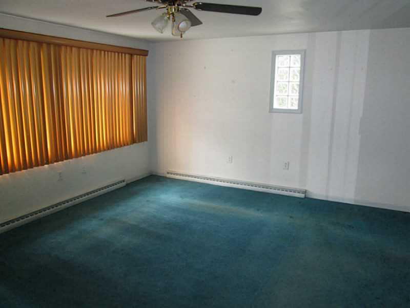 16 Bellview Drive McKees Rocks, PA 15136 - Photo 6 of 17 Living Room.