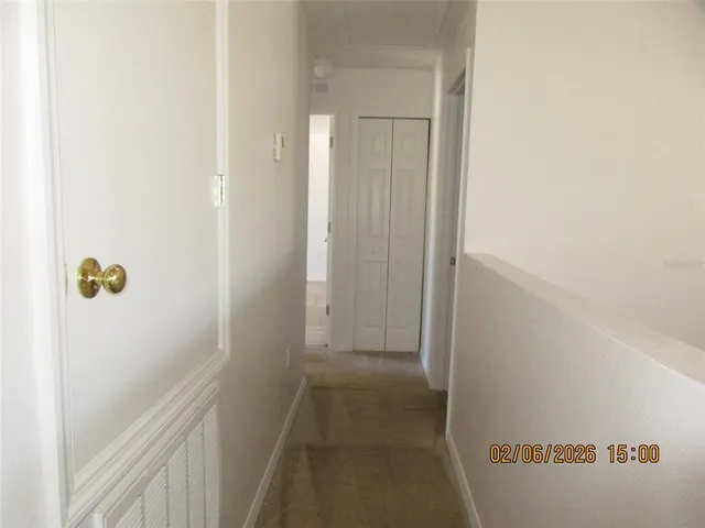 a view of a livingroom with a ceiling fan & dryer