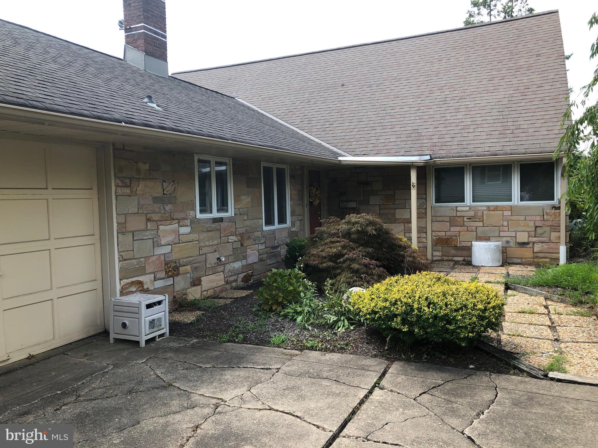 53 Falcon Road Levittown, PA 19056 - Photo 3 of 37