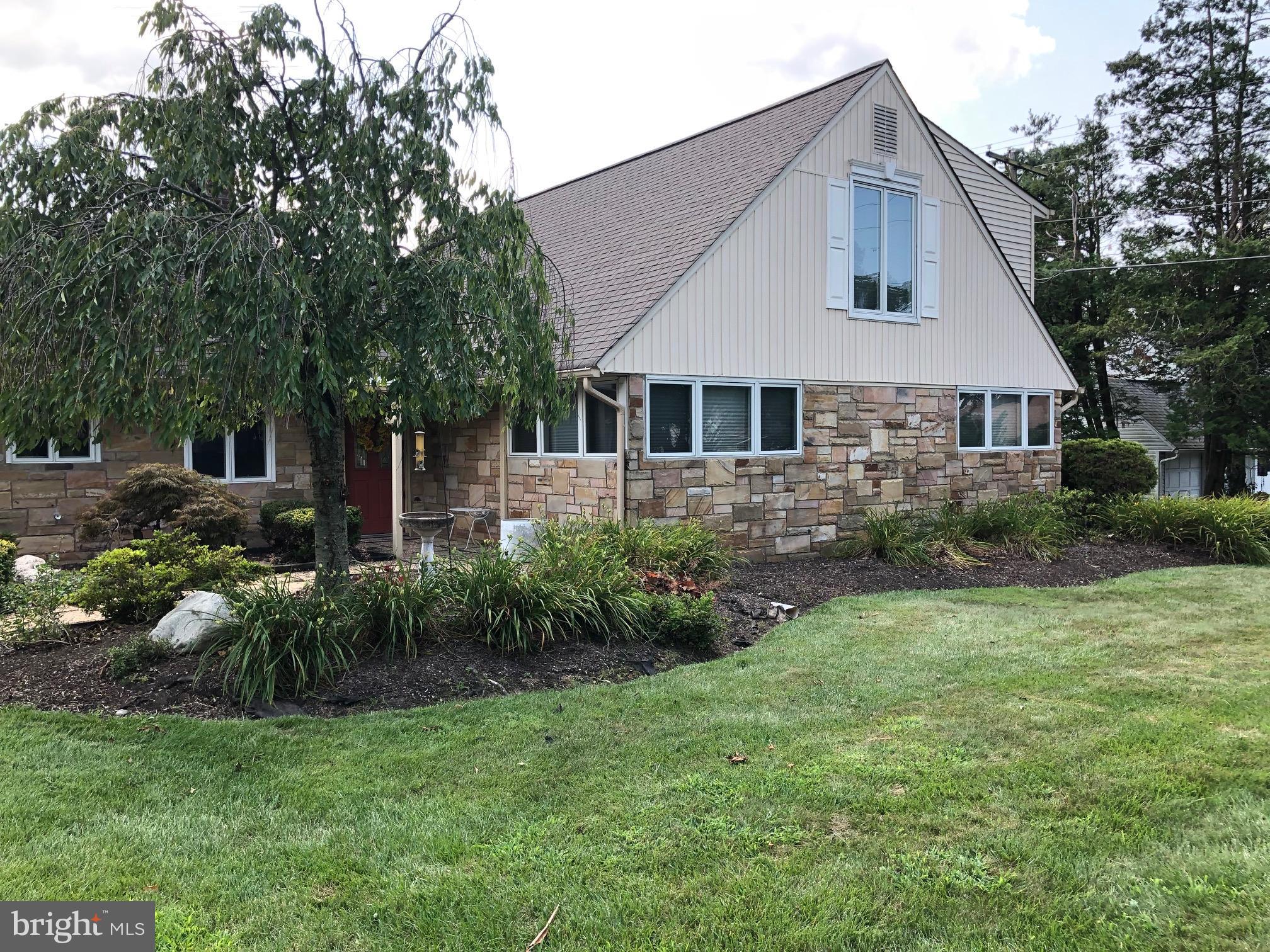 53 Falcon Road Levittown, PA 19056 - Photo 4 of 37