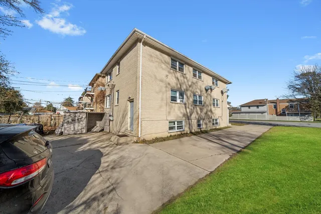 $469,900 | 4552 Prescott Avenue, Lyons, IL 60534