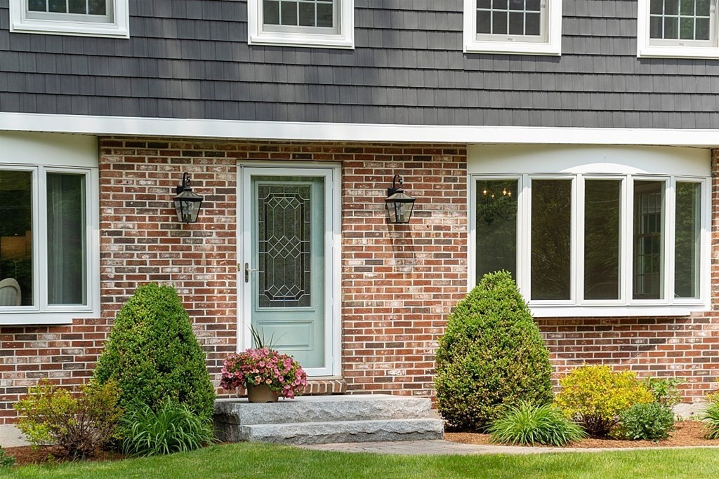 18 Higate Road Chelmsford, MA 01824 - Photo 4 of 39 a front view of a house