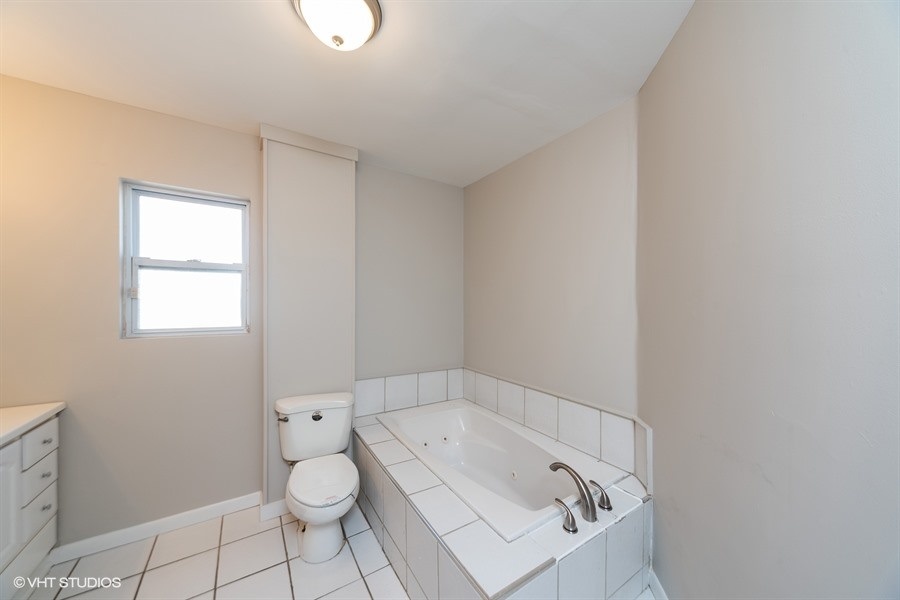5245 Torrey Road Flint, MI 48507 - Photo 18 of 24 31376382-17.JPG