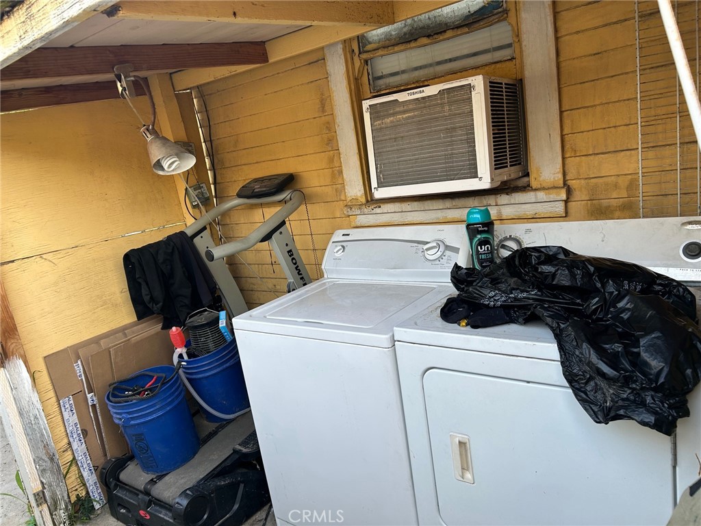 3393 Eucalyptus Avenue Riverside, CA 92507 - Photo 13 of 16 a utility room with dryer and washer