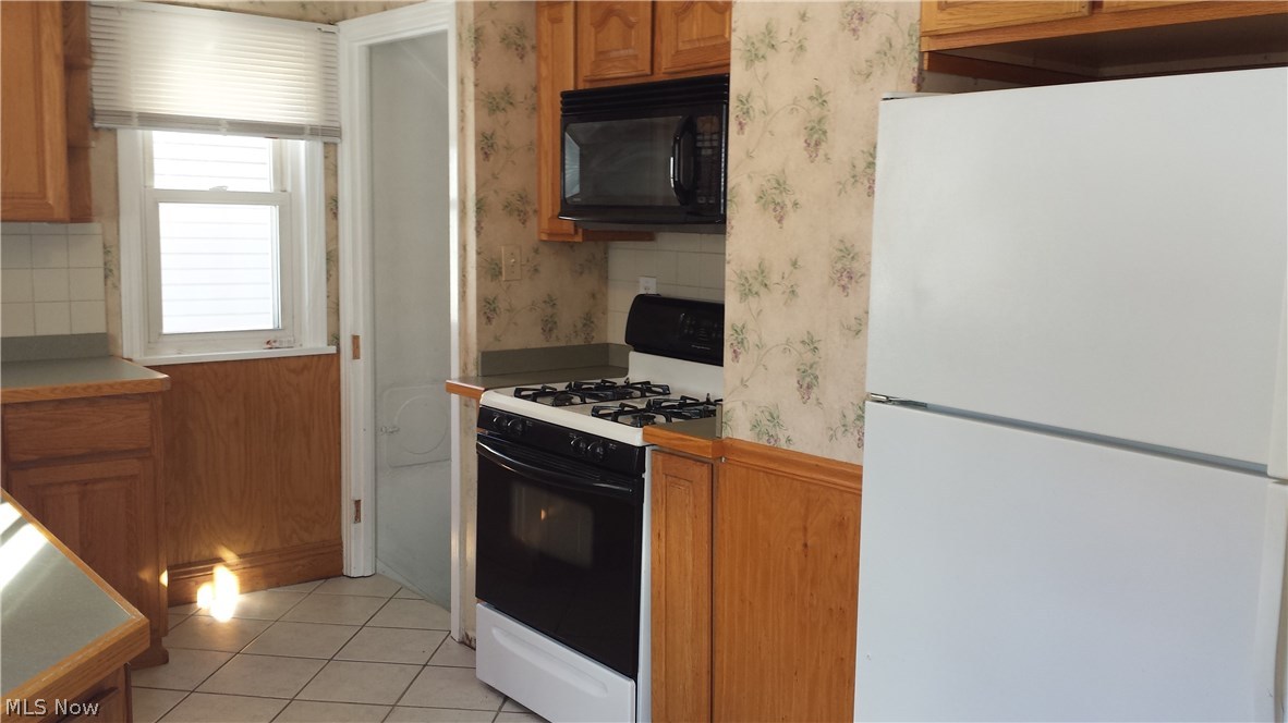 1112 Lander Road Cleveland, OH 44124 - Photo 5 of 27