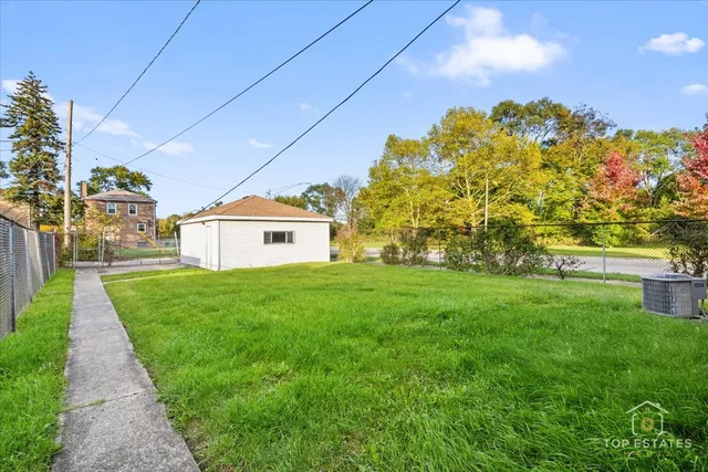 a view of a house with backyard and garden