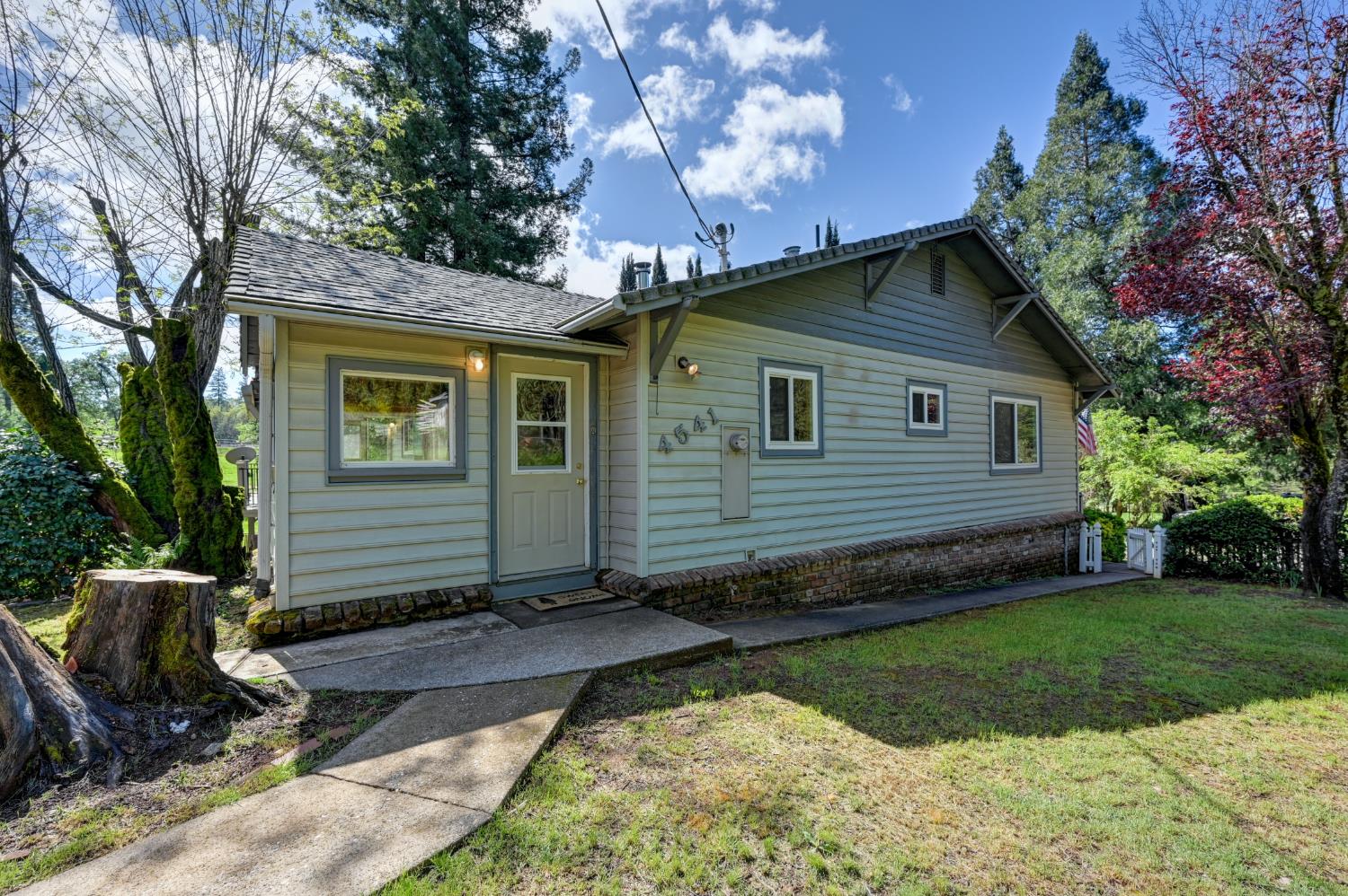 4541 Meadowbrook Road Garden Valley, CA 95633 - Photo 17 of 71 view of front of home with a front lawn and roof with shingles