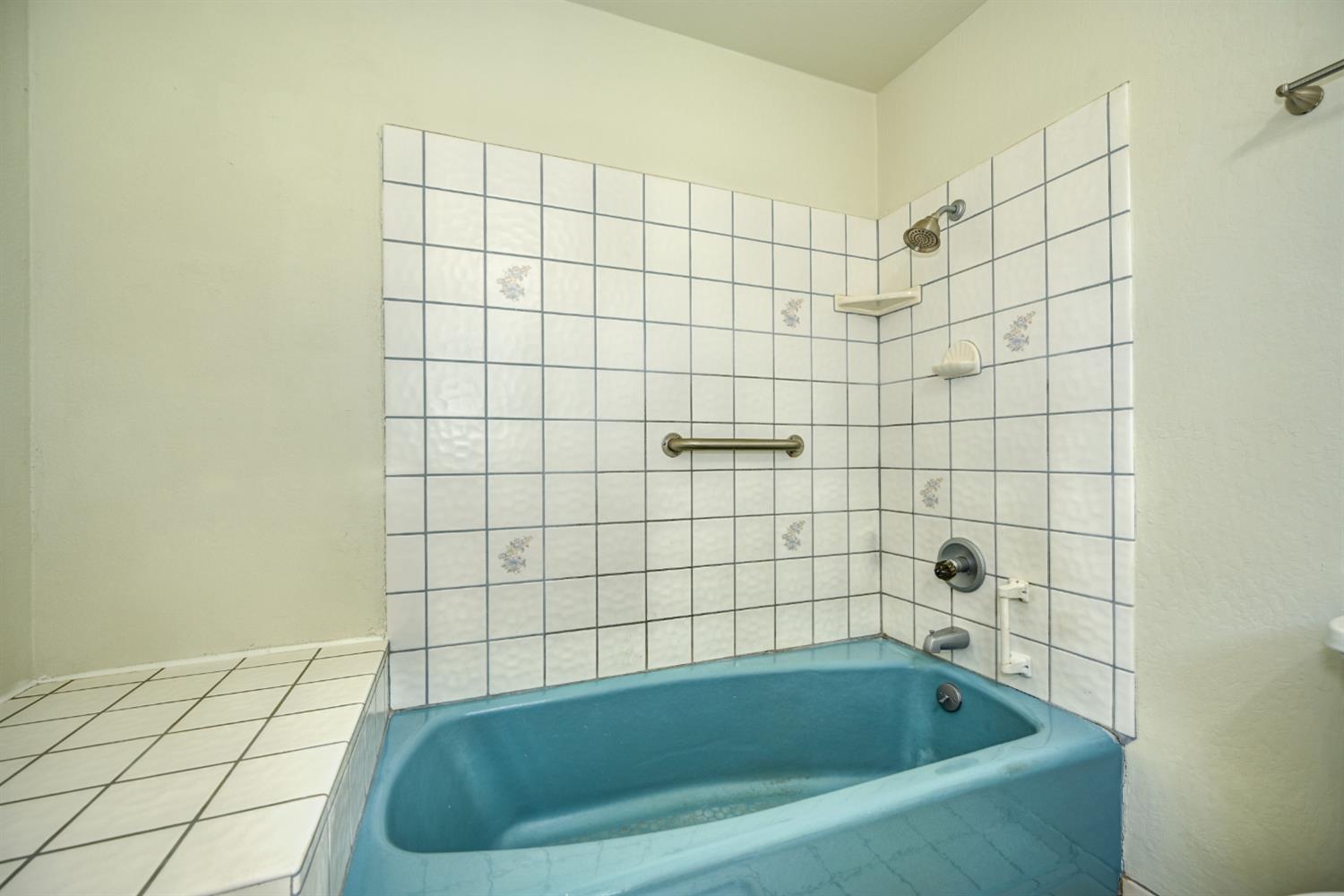 4541 Meadowbrook Road Garden Valley, CA 95633 - Photo 52 of 71 bathroom with bathing tub / shower combination