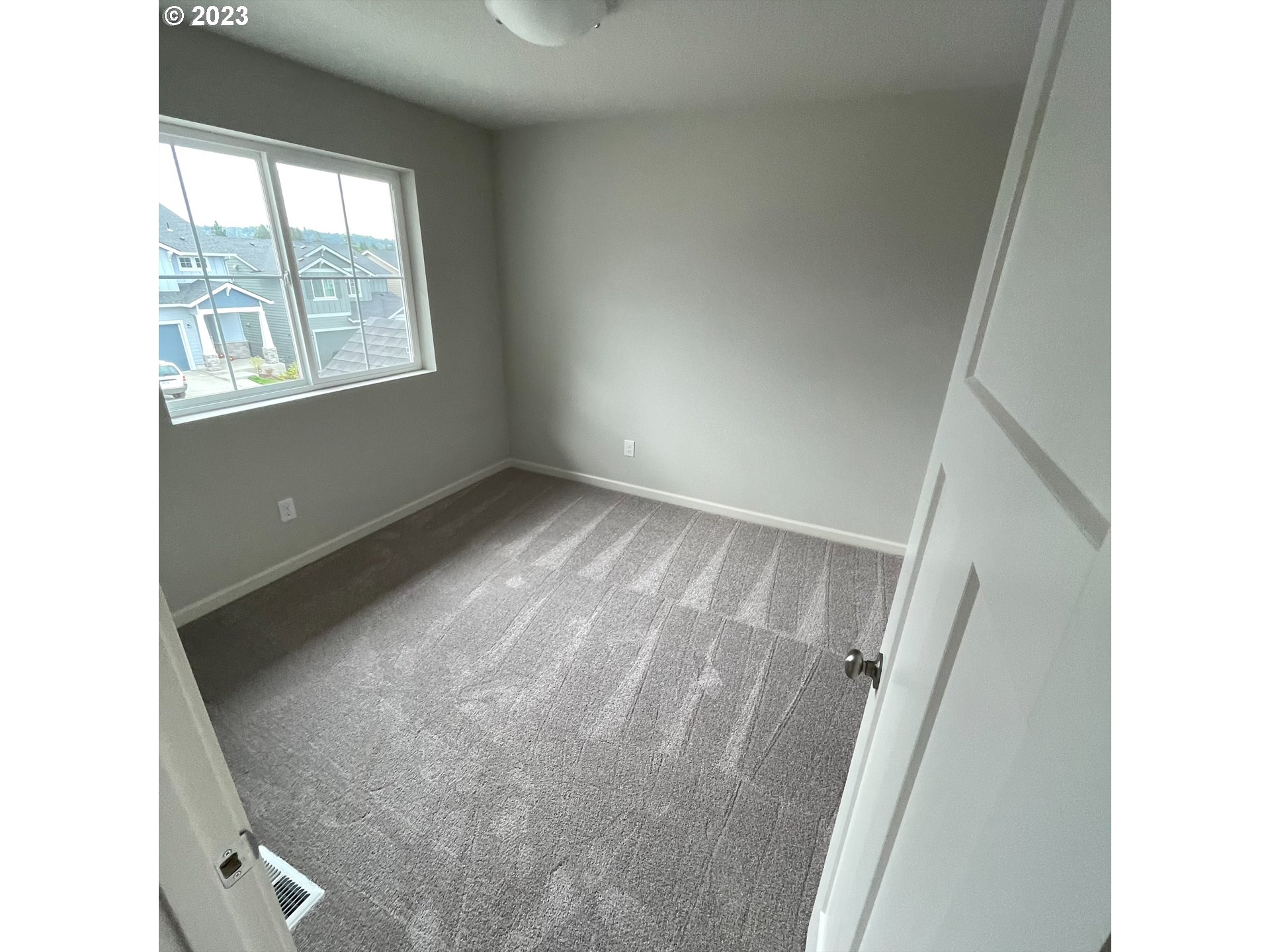 2083 Southeast Pheasant Avenue Gresham, OR 97080 - Photo 17 of 30 a view of an empty room and window