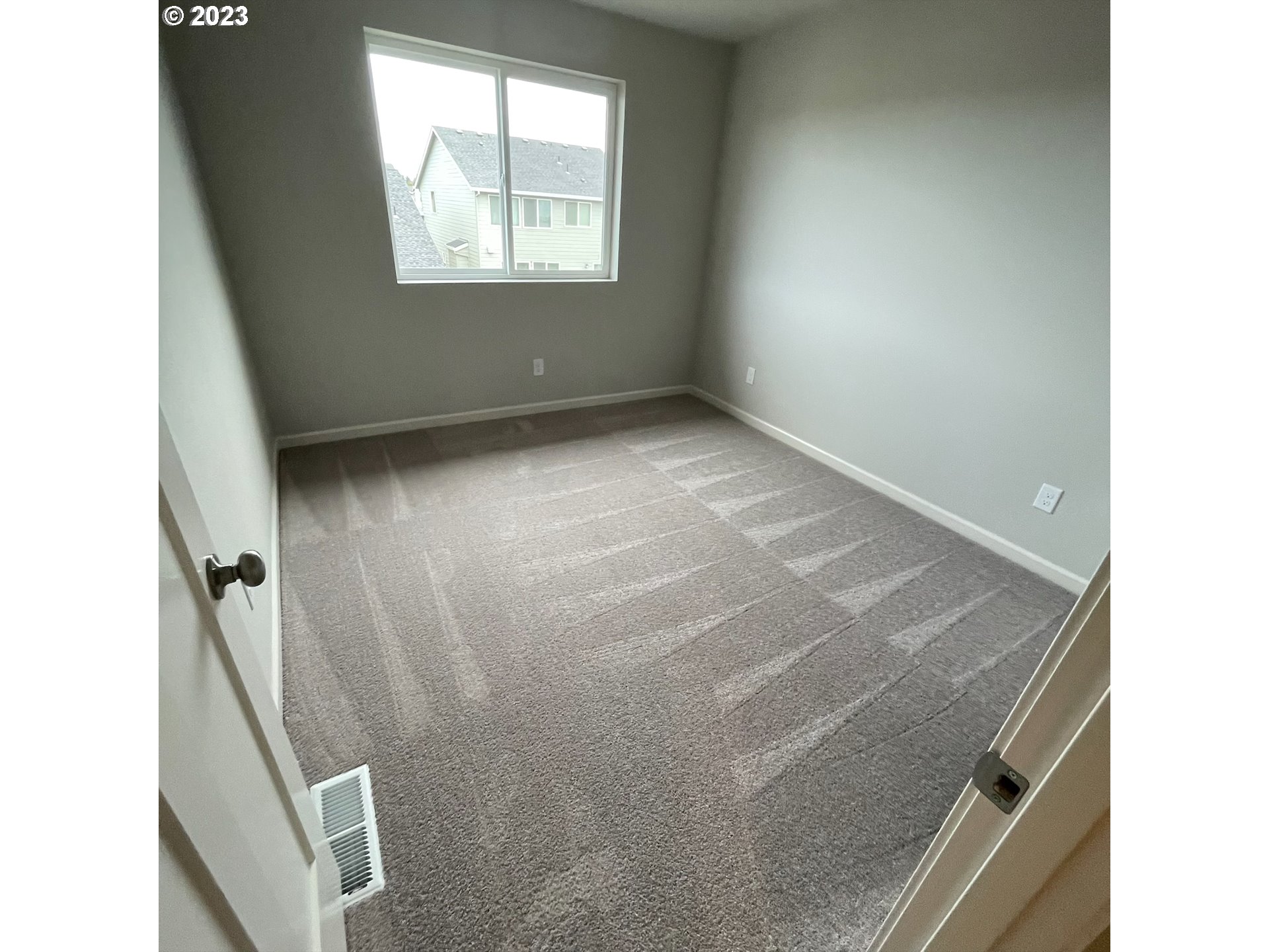 2083 Southeast Pheasant Avenue Gresham, OR 97080 - Photo 21 of 30 an empty room with windows