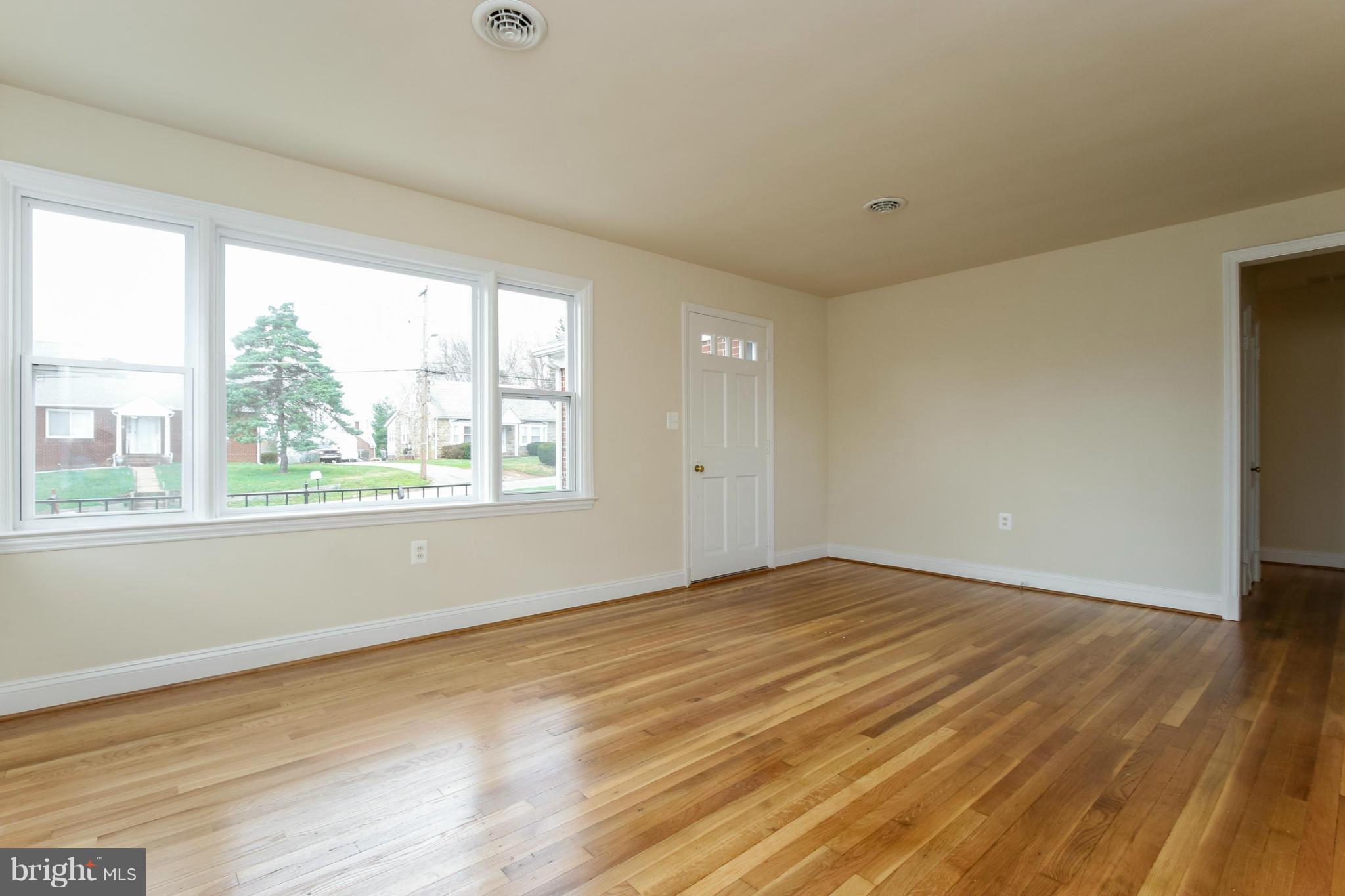 3619 Hilmar Road Baltimore, MD 21244 - Photo 4 of 29 Living Room