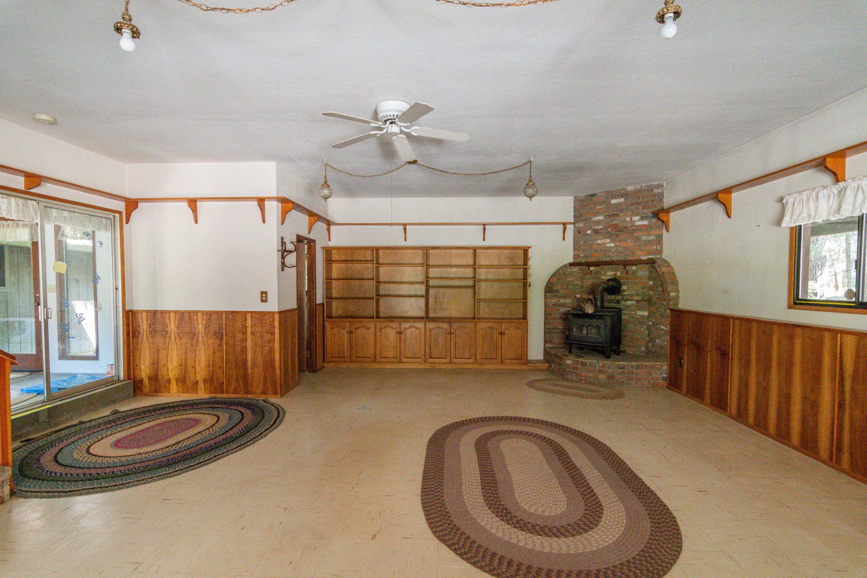 3580-3588 Hugo Road Merlin, OR 97532 - Photo 26 of 37 Family room