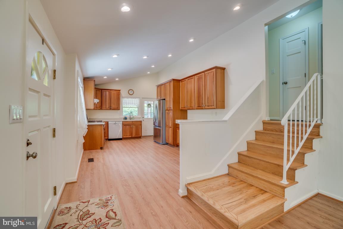 4432 Roundhill Road Alexandria, VA 22310 - Photo 11 of 32 Main Floor